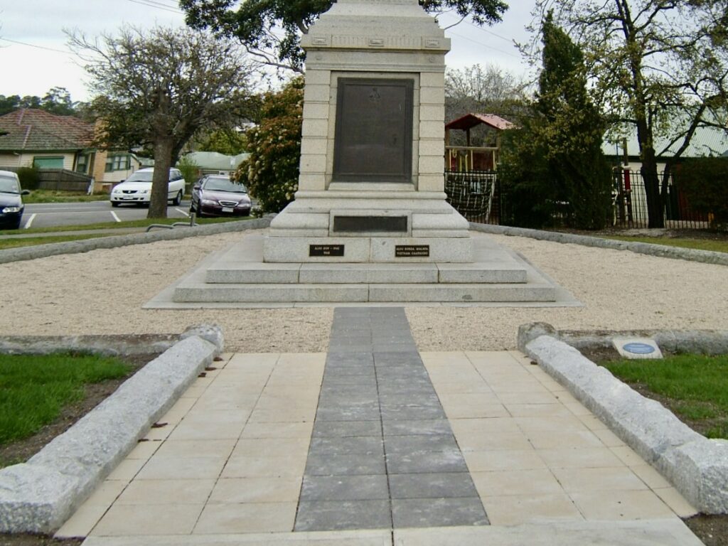 Front view of the Sunbury war memorial, highlighting the stone base and the paved walkway of contrasting stone pavers supplied by Eigen Stones.